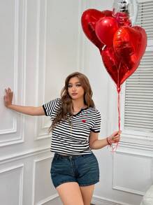 SHEIN EZwear 女士加大码、情人节、缺口 V 领短袖心形刺绣休闲上衣、日常穿着、大学生、春夏 - 黑與白 - 查看 3