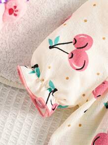 SHEIN 女婴 2 件套睡衣套装，白色背景，甜樱桃印花，飘袖上衣和长裤，舒适家居服