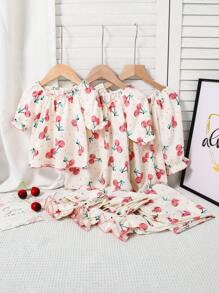 SHEIN 女婴 2 件套睡衣套装，白色背景，甜樱桃印花，飘袖上衣和长裤，舒适家居服