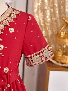 SHEIN 新款年轻女孩斋月斋月图腾印花金属束腰外衣 Abaya Kaftan Jalabiya 配金色饰边腰带，优雅连衣裙适合宴会、正式活动 - 酒紅色 - 查看 3