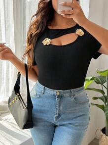 SHEIN Frenchy 大码女式金属玫瑰镂空装饰黑色短袖 T 恤，时尚百搭休闲日常穿着