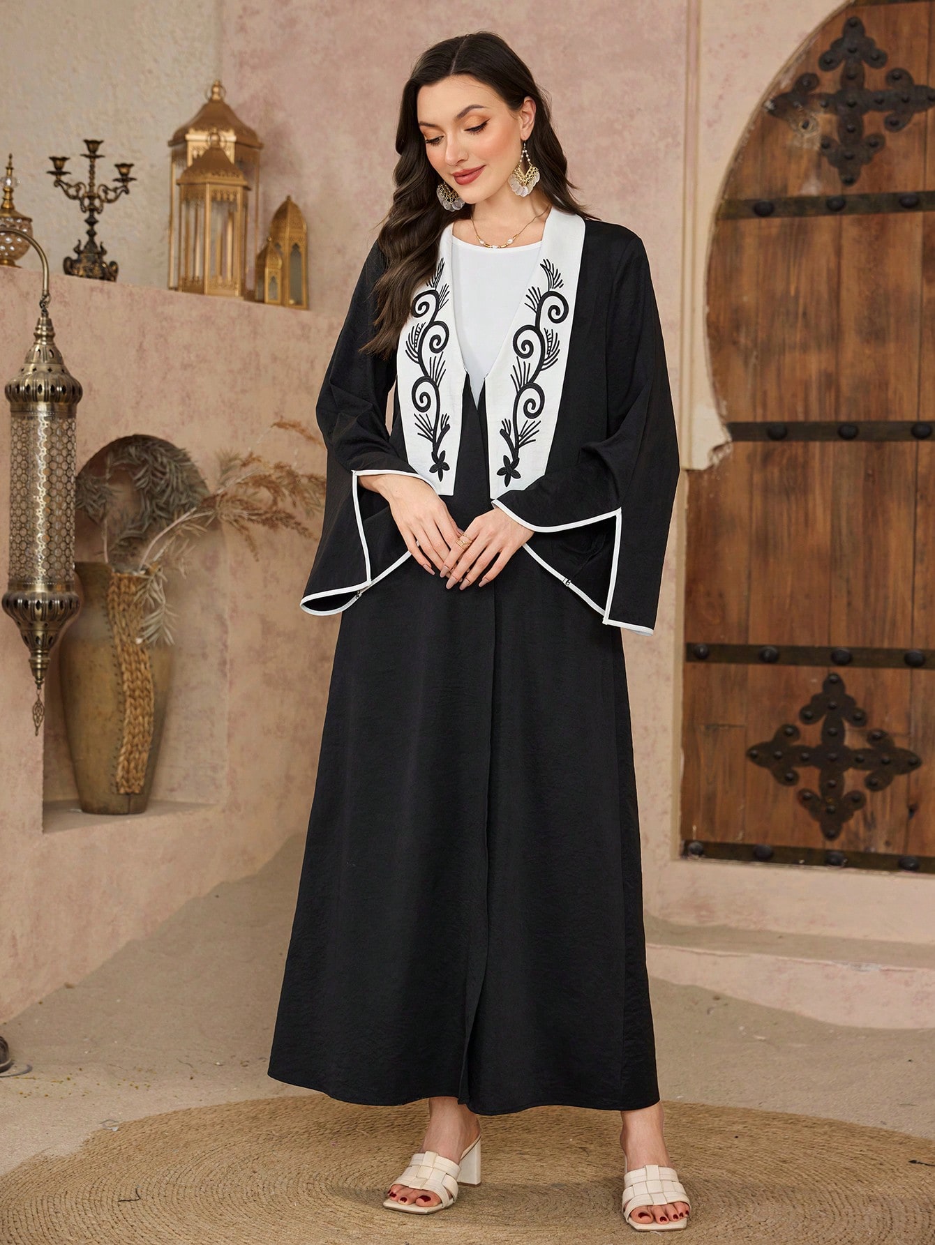 Al Najma عباءة عربية محتشمة وعصرية مطرزة بتباين ال...