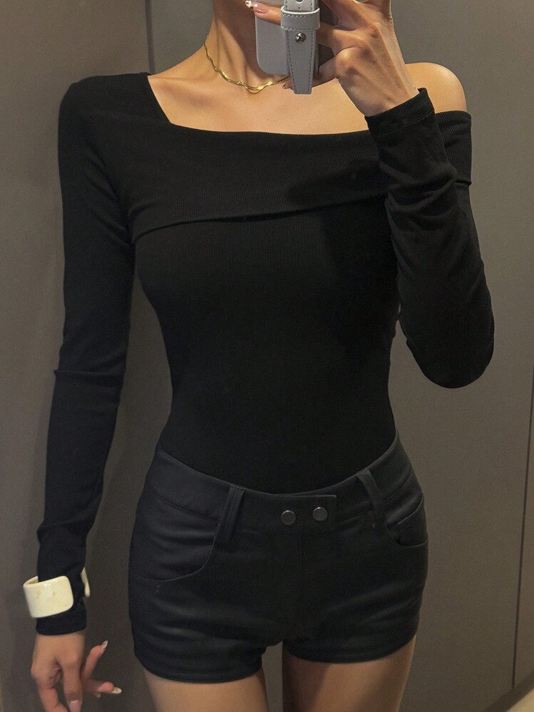 DAZY デザイン入り オフショルダー 長袖 Tシャツ 非対称襟 ブラック