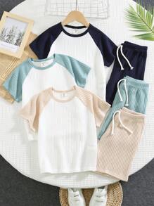 SHEIN Leap Crew 6 pièces Set de Tenues Sportives Décontractées pour Jeune Garçon avec Blocs de Couleurs sur les Manches et un T-shirt à Col Rond et Shorts, Convient pour les Fêtes d'Anniversaire, Soirées, Représentations, Mariages, Baptêmes et Remises de Diplômes - Blanc - Voir 3