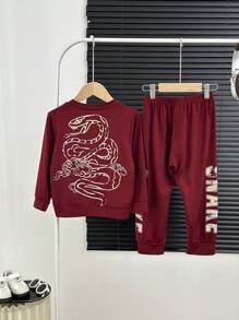 Set de 2 piezas de camisa de manga larga y pantalones con estampado de serpiente y letra para niños jóvenes en color burdeos