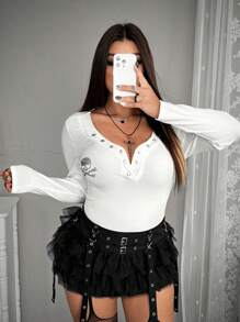 Whyspr Camiseta de manga larga de talla grande para mujer, con costillas ajustadas, botón metálico semi-abierto en el frente, decoración con calavera y rhinestones - Blanco - Ver 3