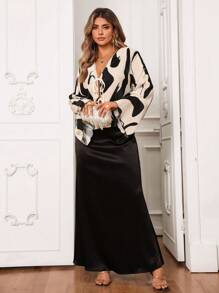 SHEIN VCAY Blusa holgada de talla grande con cuello en V y lazada delantera de gasa