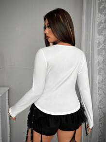 Whyspr Camiseta de manga larga de talla grande para mujer, con costillas ajustadas, botón metálico semi-abierto en el frente, decoración con calavera y rhinestones - Blanco - Ver 2