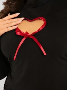 SHEIN SXY Camiseta de punto negra con recorte de corazón decorada con cinta roja para mujer talla grande, adecuada para uso diario, cita nocturna, cumpleaños, despedida de soltera, fiesta, baile de graduación, cita de pareja, elegante, casual, compras, ropa de calle, al aire libre, coqueta, fácil de combinar y se ve delgada, realza tu figura, favorece tu Body.