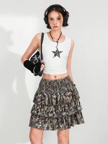 SHEIN Explorewe Frühlings-/Sommer-Outfit für Teenager-Mädchen im lässigen Street-Style: Oberteil mit seitlichen Falten und Fünf-Sterne-Muster + Camouflage-Grafik-Plisseerock, 2-teiliges Set, geeignet für den Alltag, Urlaub, Fotoshootings - Weiss - Übersicht 1