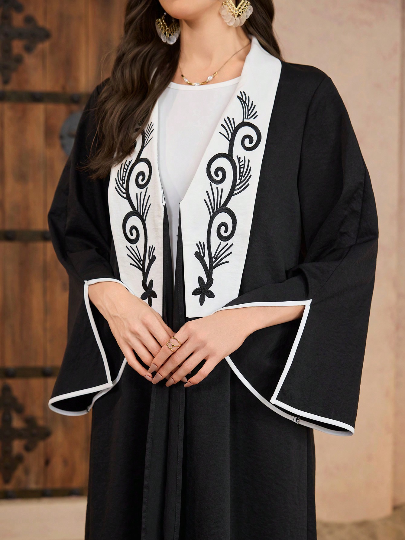 Al Najma عباءة عربية محتشمة وعصرية مطرزة بتباين ال...