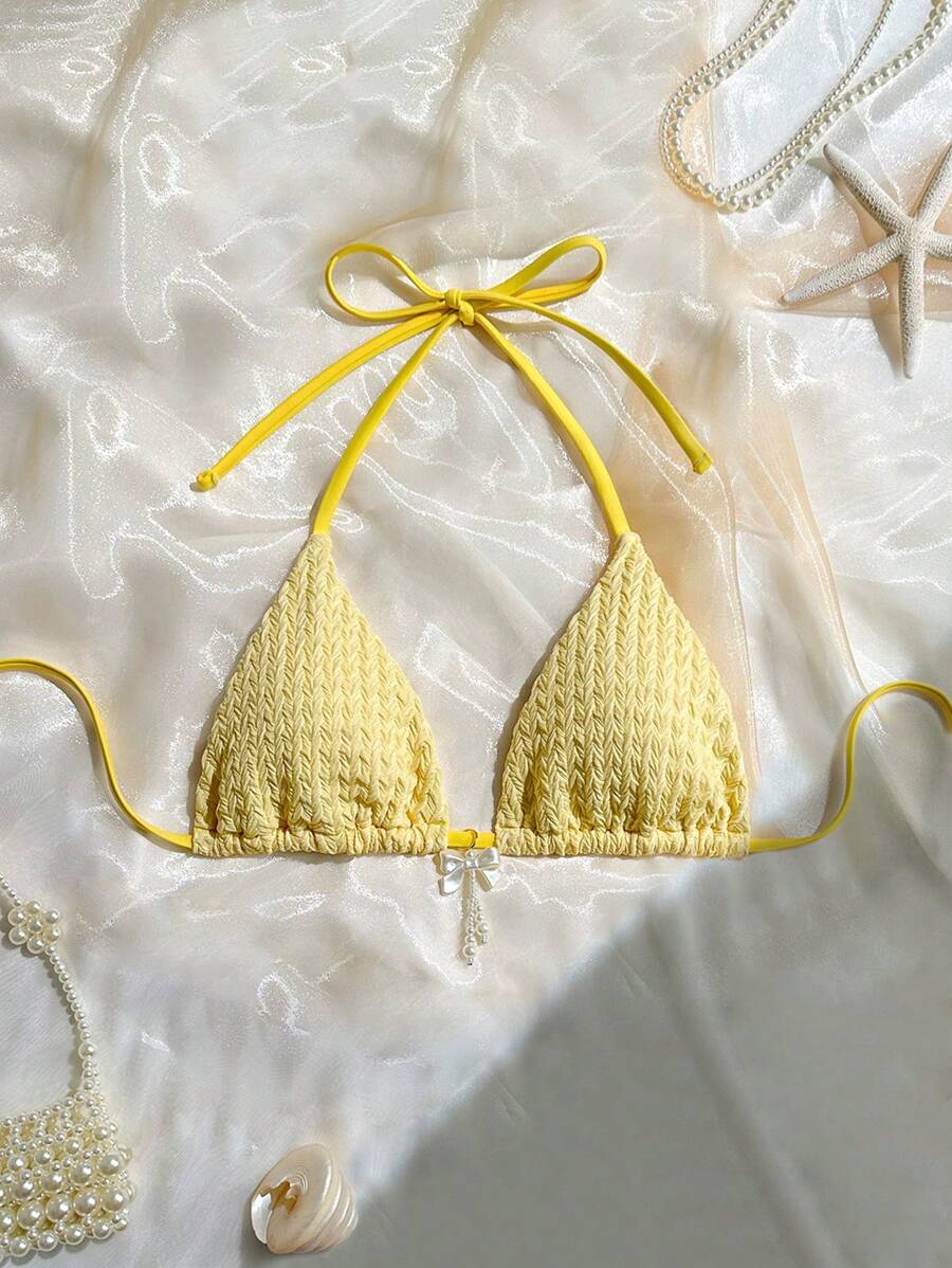 Swim Mod Top halter triangular de primavera de unicolor, con textura de tela, lazo y decoración con perlas sintéticas - Amarillo - Ver 1