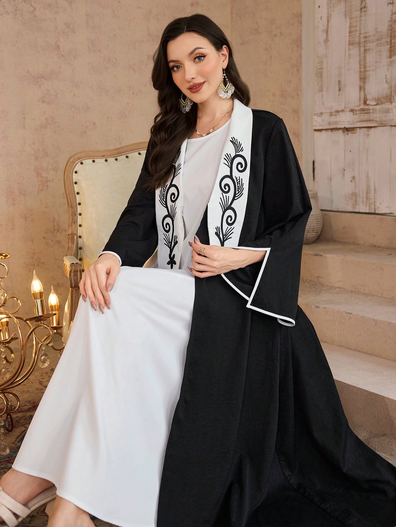 Al Najma عباءة عربية محتشمة وعصرية مطرزة بتباين ال...