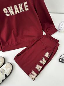 Set de 2 piezas de camisa de manga larga y pantalones con estampado de serpiente y letra para niños jóvenes en color burdeos