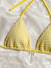 Swim Mod Top halter triangular de primavera de unicolor, con textura de tela, lazo y decoración con perlas sintéticas - Amarillo - Ver 3