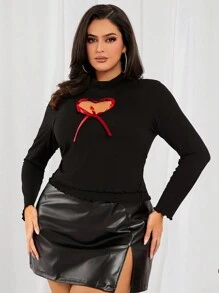 SHEIN SXY Camiseta de punto negra con recorte de corazón decorada con cinta roja para mujer talla grande, adecuada para uso diario, cita nocturna, cumpleaños, despedida de soltera, fiesta, baile de graduación, cita de pareja, elegante, casual, compras, ropa de calle, al aire libre, coqueta, fácil de combinar y se ve delgada, realza tu figura, favorece tu Body.