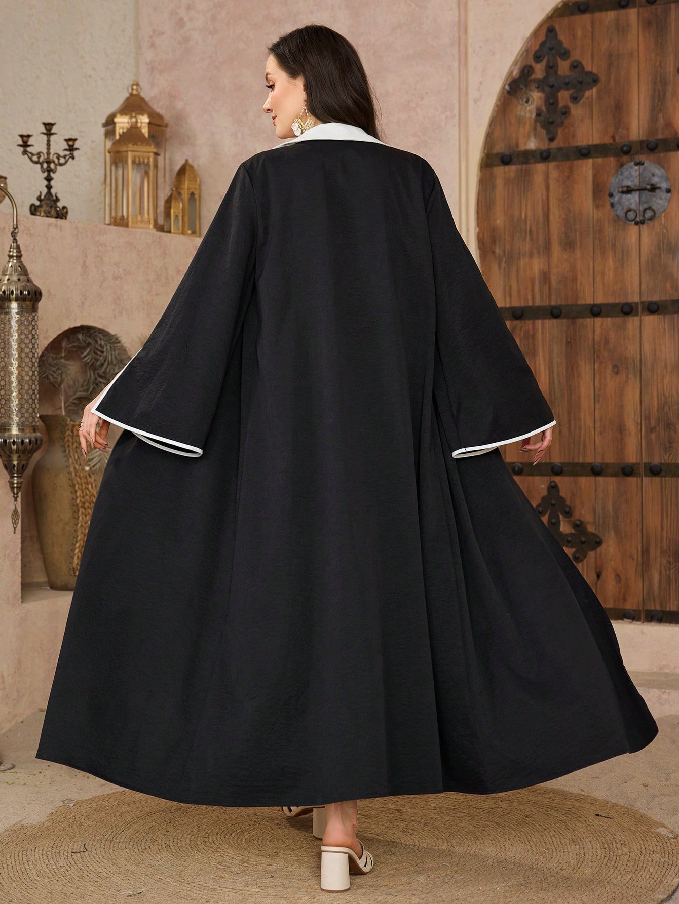 Al Najma عباءة عربية محتشمة وعصرية مطرزة بتباين ال...