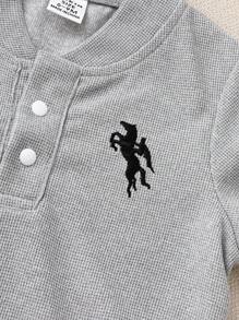 SHEIN Playful Pals Ropa para bebés niños - Camisa polo de manga corta casual para hombres con patrón de caballo bordado, textura con cuentas, adecuada para actividades al aire libre y en interiores en primavera y verano