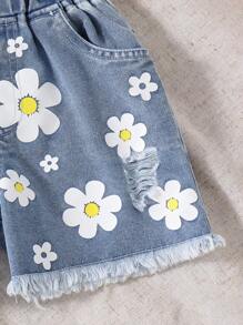 Conjunto de verano de estilo de calle con camiseta blanca de manga con encaje y patrones florales frescos, shorts vaqueros. La camiseta blanca tiene un diseño simple y elegante, con detalles de encaje en los hombros que le aportan un toque de gracia