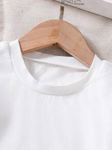 Conjunto de verano de estilo de calle con camiseta blanca de manga con encaje y patrones florales frescos, shorts vaqueros. La camiseta blanca tiene un diseño simple y elegante, con detalles de encaje en los hombros que le aportan un toque de gracia