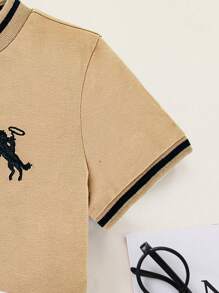 SHEIN 休闲运动学院风半拉链领刺绣马标志短袖 POLO 衫，百搭舒适，适合外出、上学、度假、聚会、居家、春夏季 - 卡其色 - 查看 6