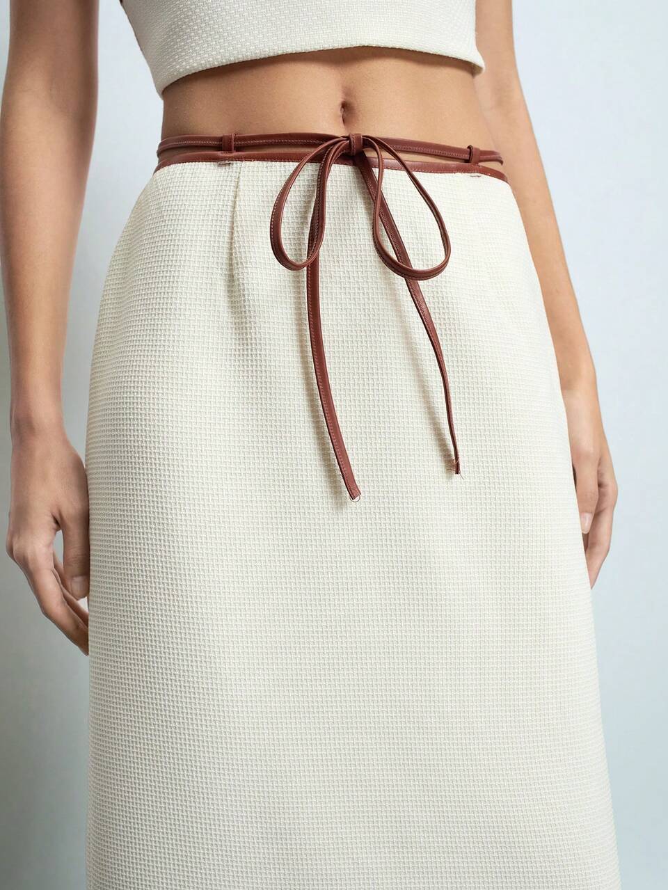 SHEIN Maija Jupe midi droite blanche en tweed épais avec cordon de couleur contrastée. Idéale pour la Saint-Valentin et les festivals.