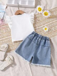Conjunto de verano de estilo de calle con camiseta blanca de manga con encaje y patrones florales frescos, shorts vaqueros. La camiseta blanca tiene un diseño simple y elegante, con detalles de encaje en los hombros que le aportan un toque de gracia
