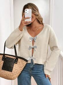 SHEIN Frenchy Suéter de manga larga minimalista con decoración de lazo para mujer, atuendo de invierno de uso casual diario, suéter con lentejuelas, suéter de estilo de fiesta, suéter cálido, nuevo suéter de año con lazo trasero, suéter navideño para mujeres, suéteres con lazo de invierno - Beis - Ver 5