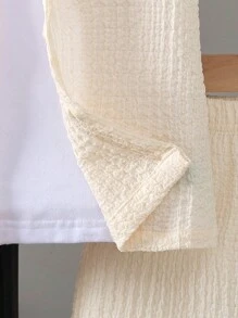 Ensemble décontracté pour jeune garçon : chemise jacquard et shorts. Cet ensemble énergique semble s'inspirer de vacances insouciantes, décrivant une tenue pleine de fun et personnalisée pour les jeunes garçons. Cela leur permet d'exprimer vitalité et charme à chaque moment ludique. - Nude - Voir 7