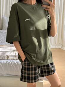 DAZY Conjunto de pijama con camiseta holgada con estampado de letras y pantalones cortos a cuadros