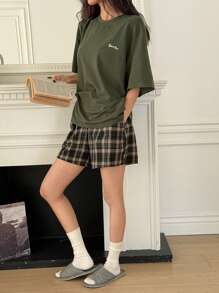 DAZY Conjunto de pijama con camiseta holgada con estampado de letras y pantalones cortos a cuadros