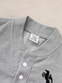 SHEIN Playful Pals Ropa para bebés niños - Camisa polo de manga corta casual para hombres con patrón de caballo bordado, textura con cuentas, adecuada para actividades al aire libre y en interiores en primavera y verano