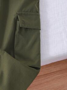 SHEIN 2 件套年轻男孩军绿色松紧腰吊带裤和基本款黑色长袖 T 恤，秋冬 - 綠色 - 查看 3