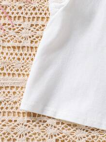 Conjunto de verano de estilo de calle con camiseta blanca de manga con encaje y patrones florales frescos, shorts vaqueros. La camiseta blanca tiene un diseño simple y elegante, con detalles de encaje en los hombros que le aportan un toque de gracia