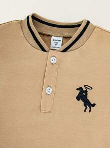 SHEIN 休闲运动学院风半拉链领刺绣马标志短袖 POLO 衫，百搭舒适，适合外出、上学、度假、聚会、居家、春夏季 - 卡其色 - 查看 7