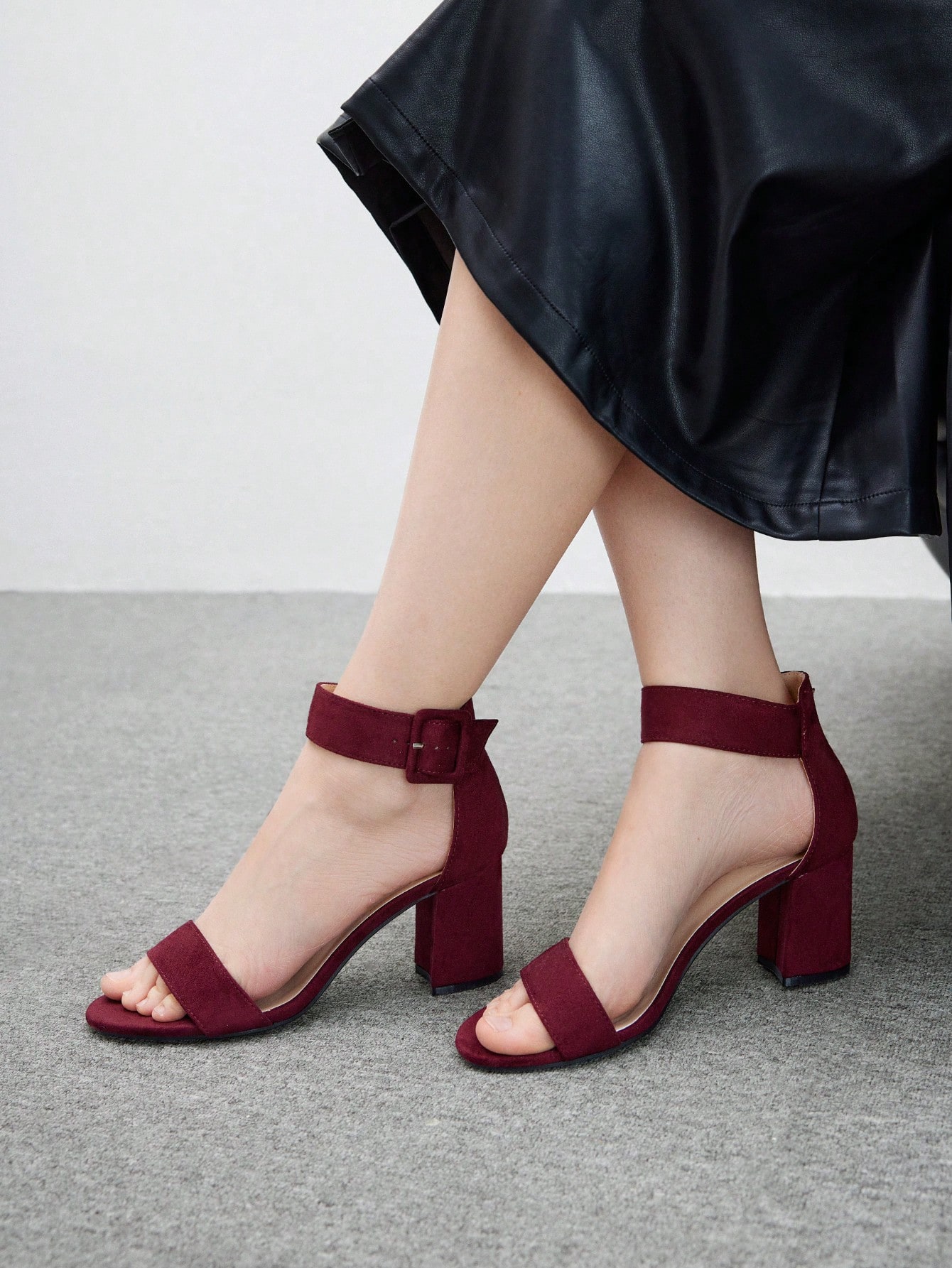 صندل نسائي جلد الغزال أنكل بكعب سميك – أحمر داكن م...
