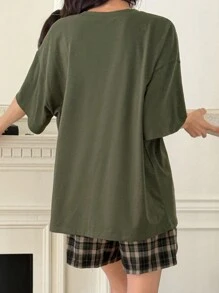 DAZY Conjunto de pijama con camiseta holgada con estampado de letras y pantalones cortos a cuadros