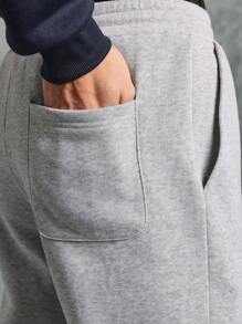 SUMWON طقم قطعتين من هودي ضيق الملبس من الأعلى وبنطلون جوجر بلون متباين مع طباعة رسومية صغيرة