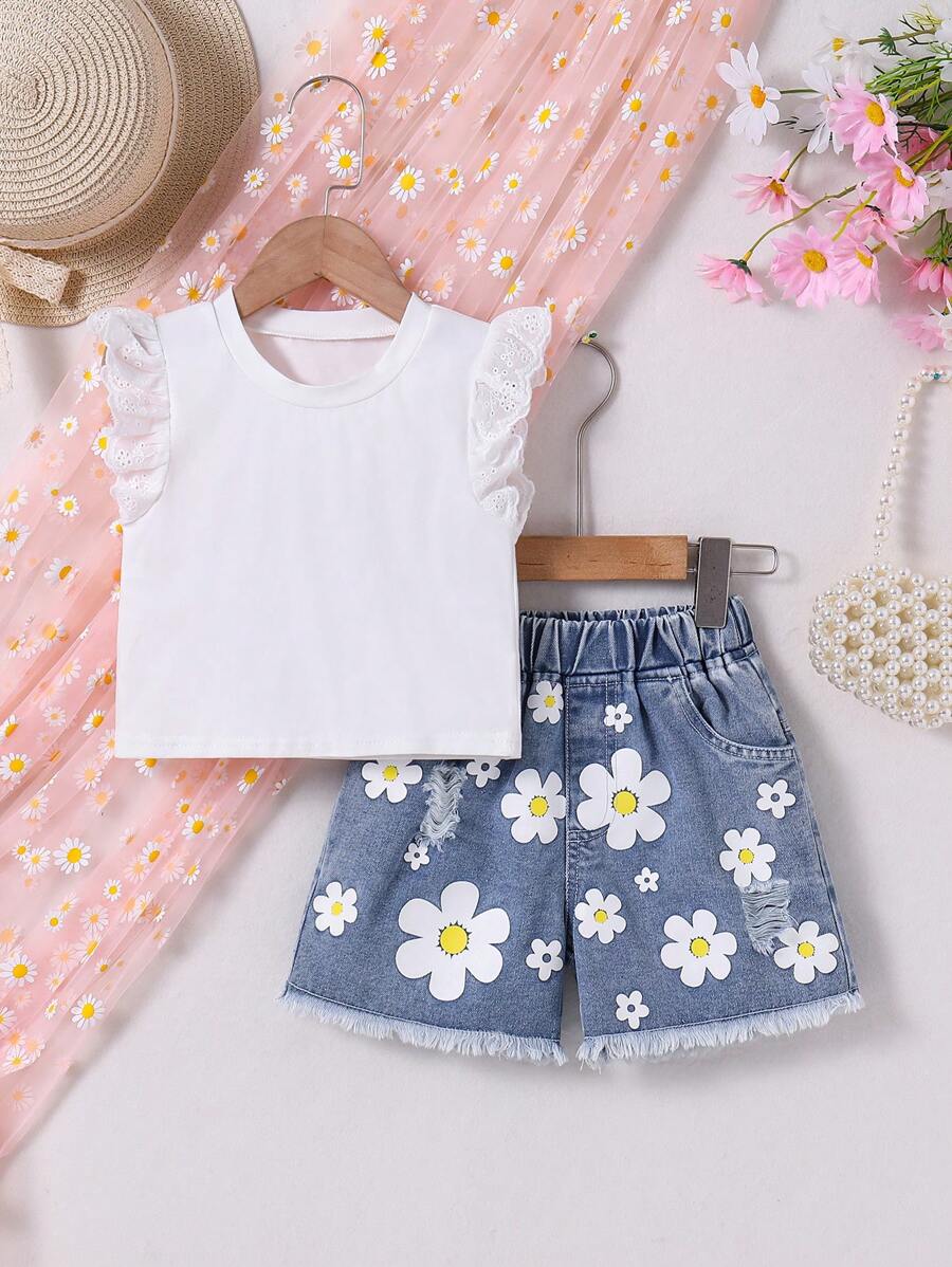 Conjunto de verano de estilo de calle con camiseta blanca de manga con encaje y patrones florales frescos, shorts vaqueros. La camiseta blanca tiene un diseño simple y elegante, con detalles de encaje en los hombros que le aportan un toque de gracia