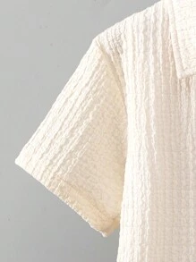 Ensemble décontracté pour jeune garçon : chemise jacquard et shorts. Cet ensemble énergique semble s'inspirer de vacances insouciantes, décrivant une tenue pleine de fun et personnalisée pour les jeunes garçons. Cela leur permet d'exprimer vitalité et charme à chaque moment ludique. - Nude - Voir 3