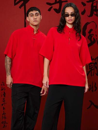 Manfinity VCAY Camisa unisex de manga corta con cuello mandarín, textura de jade arrugado, botón de rana, bolsa suelta y hombros caídos, en unicolor, para Año Nuevo Chino