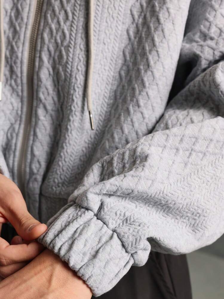 Gesteppter, kurzer, strukturierter Kapuzenpullover mit Zopfmuster und Reißverschluss