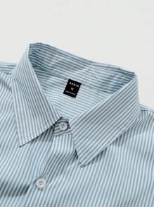 Camisa casual de manga corta con botones delanteros y estampado de letras Manfinity EMRG para hombres, para uso diario, camisa de vestir para hombres, estilo urbano - Azul - Ver 3