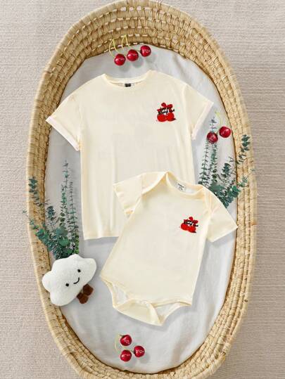 SHEIN تيشيرت كاجول نسائي بخلفية باللون المشمشي وطباعة كبيرة لرسوم الكرز، بتصميم عصري وجذاب