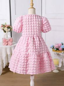 年轻女孩开斋节小公主优雅粉色 3D 格子泡泡袖连衣裙。独特的 3D 格子设计与泡泡袖相结合，使整体风格像小公主一样可爱迷人。宽松的版型适合日常穿着、生日派对或家庭出游，为孩子带来舒适和美丽。浅粉色增添更多柔软感，适合 4-7 岁的女孩。春/夏。 - 粉色 - 查看 2