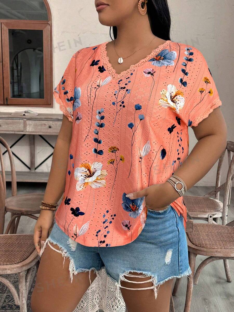 SHEIN VCAY Camiseta casual de manga corta con cuello en V, estampado floral y encaje en contraste, para mujer talla grande, ideal para el verano