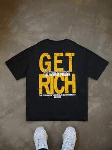 Manfinity EMRG Best - Selling On INS! This Men's Black T - Shirt Is In A Young Street Style. There Are Eye - Catching Patterns And Words On It. "RICHES" Is Written In Orange - Yellow Letters Right At The Top, And "THE RICHEST PERSON" Is In White Letters Below. In The Pattern Part, There Is A Figure Wearing A Gray Hat, Covering His Face With His Hand, And There Are Also Elements Of Stacked Banknotes Nearby. The Overall Style Is  Full Of Personality.Men's Slogan Print Round Neck Short Sleeve Casual T-Shirt - Black - View 2