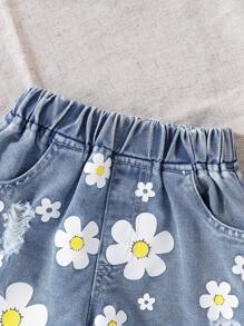 Conjunto de verano de estilo de calle con camiseta blanca de manga con encaje y patrones florales frescos, shorts vaqueros. La camiseta blanca tiene un diseño simple y elegante, con detalles de encaje en los hombros que le aportan un toque de gracia