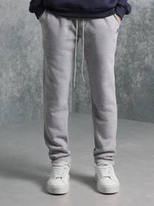 SUMWON طقم قطعتين من هودي ضيق الملبس من الأعلى وبنطلون جوجر بلون متباين مع طباعة رسومية صغيرة