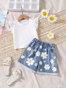 Conjunto de verano de estilo de calle con camiseta blanca de manga con encaje y patrones florales frescos, shorts vaqueros. La camiseta blanca tiene un diseño simple y elegante, con detalles de encaje en los hombros que le aportan un toque de gracia